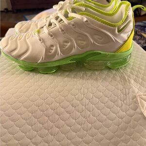 Nike Men’s White Athletic Sneakers with Lime Green Air Cushion